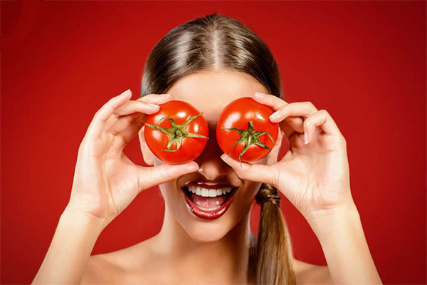Đắp cà chua có tác dụng gì?