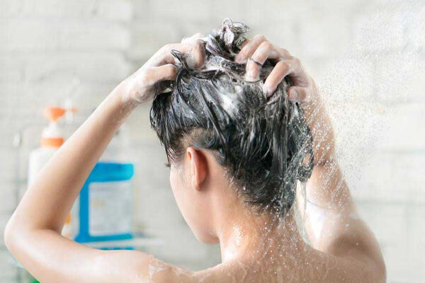 Massage da đầu là cách làm cho tóc nhanh dài